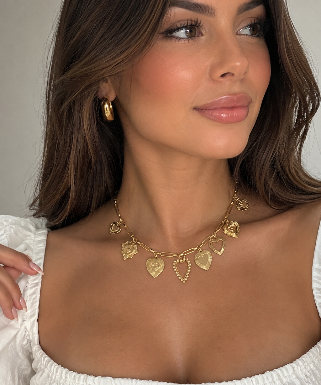 Collar de corazones dorado